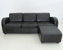 Lataa kuva Galleria-katseluun, 3-istuttava antiikkinahkainen sohva rahilla