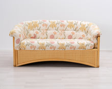 Lataa kuva Galleria-katseluun, 2,5-istuttava rottinkisohva kukkakuviolla