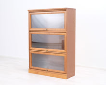 Lataa kuva Galleria-katseluun, Asko Aspö hyllystö lasiovilla ruskea