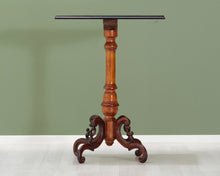 Lataa kuva Galleria-katseluun, Antiikkinen sivupöytä suorakaiteen muotoisella pöytälevyllä