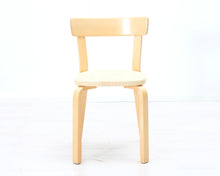 Lataa kuva Galleria-katseluun, Artek 69 tuoli beigellä kangasistuimella