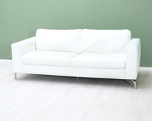 Lataa kuva Galleria-katseluun, 2-istuttava nahkasohva valkoinen
