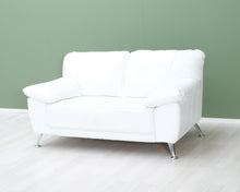 Lataa kuva Galleria-katseluun, 2-istuttava nahkasohva valkoinen
