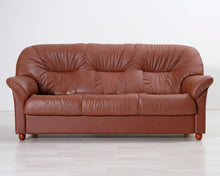 Lataa kuva Galleria-katseluun, 3-istuttava nahkasohva ruskea