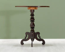 Lataa kuva Galleria-katseluun, Antiikkinen sivupöytä