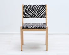 Lataa kuva Galleria-katseluun, Artek 611 tuoli seeprakankaalla II