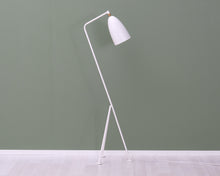 Lataa kuva Galleria-katseluun, Gubi Gräshoppa lattiavalaisin valkoinen