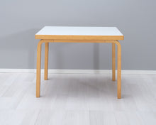 Lataa kuva Galleria-katseluun, Artek lastenpöytä 75 x 75 cm koivu / valkoinen