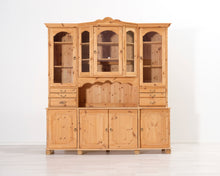 Lataa kuva Galleria-katseluun, Mäntykaappi