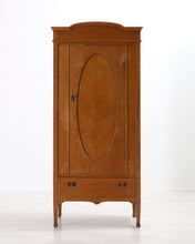 Lataa kuva Galleria-katseluun, Antiikkinen kaappi massiivitammesta