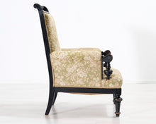 Lataa kuva Galleria-katseluun, Antiikkinen nojatuoli kukallisella istuimella