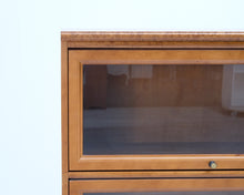 Lataa kuva Galleria-katseluun, Asko Aspö hyllystö lasiovilla ruskea