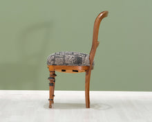 Lataa kuva Galleria-katseluun, Antiikkinen tuoli kangasistuimella