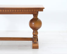 Lataa kuva Galleria-katseluun, Antiikkinen ruokapöytä