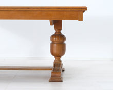 Lataa kuva Galleria-katseluun, Antiikkinen tammipöytä