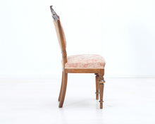 Lataa kuva Galleria-katseluun, Antiikkinen tuoli vaaleanpunaisella verhoilulla