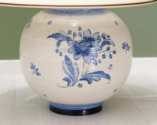 Lataa kuva Galleria-katseluun, Antiikkivalaisin sinisellä kuviolla