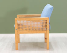 Lataa kuva Galleria-katseluun, Nojatuoli vaaleansinisellä verhoilulla