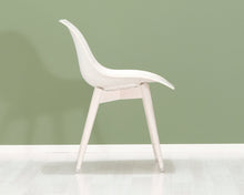 Lataa kuva Galleria-katseluun, Täplikäs tuoli