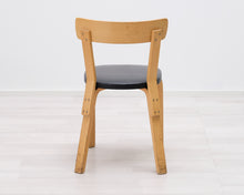 Lataa kuva Galleria-katseluun, Artek 69 tuoli koivu / musta nahka