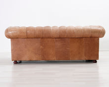 Lataa kuva Galleria-katseluun, 3-istuttava Chesterfield-tyylinen nahkasohva ruskea