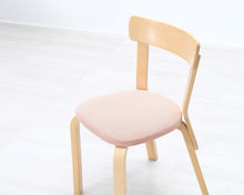 Lataa kuva Galleria-katseluun, Artek 69 tuoli kangasistuimella