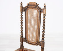 Lataa kuva Galleria-katseluun, Antiikkinen ruokatuoli raidallisella istuimella