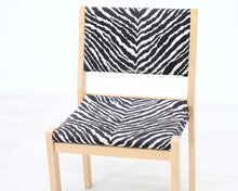 Lataa kuva Galleria-katseluun, Artek 611 tuoli seeprakankaalla II