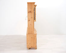 Lataa kuva Galleria-katseluun, Mäntykaappi