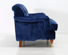 Lataa kuva Galleria-katseluun, 2-istuttava Howard-tyylinen samettisohva sininen