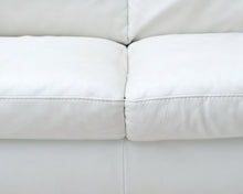 Lataa kuva Galleria-katseluun, 2-istuttava nahkasohva valkoinen