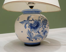 Lataa kuva Galleria-katseluun, Antiikkivalaisin sinisellä kuviolla