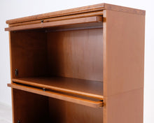 Lataa kuva Galleria-katseluun, Asko Aspö hyllystö lasiovilla ruskea