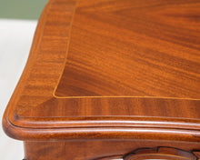 Lataa kuva Galleria-katseluun, Antiikkinen sivupöytä