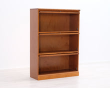 Lataa kuva Galleria-katseluun, Asko Aspö hyllystö lasiovilla ruskea