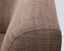 Lataa kuva Galleria-katseluun, Adea Camp 2,5-istuttava kangassohva ruskea