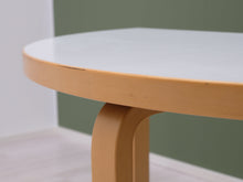 Lataa kuva Galleria-katseluun, Artek 95 puolipyöreä pöytä koivu / valkoinen