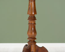 Lataa kuva Galleria-katseluun, Antiikkinen sivupöytä