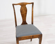 Lataa kuva Galleria-katseluun, Antiikkinen tuoli raidallisella istuimella