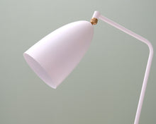 Lataa kuva Galleria-katseluun, Gubi Gräshoppa lattiavalaisin valkoinen