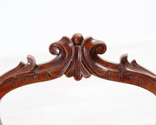 Lataa kuva Galleria-katseluun, Antiikkinen tuoli kangasistuimella