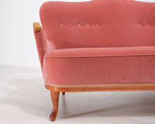 Lataa kuva Galleria-katseluun, Antiikkinen samettisohva vaaleanpunainen