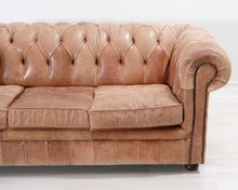 Lataa kuva Galleria-katseluun, 3-istuttava Chesterfield-tyylinen nahkasohva ruskea