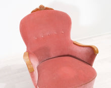 Lataa kuva Galleria-katseluun, Antiikkinen nojatuoli vaaleanpunainen