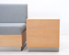 Lataa kuva Galleria-katseluun, 3-istuttava kangassohva ja sivupöytä