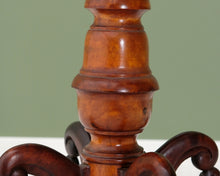 Lataa kuva Galleria-katseluun, Antiikkinen sivupöytä suorakaiteen muotoisella pöytälevyllä