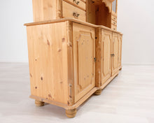 Lataa kuva Galleria-katseluun, Mäntykaappi