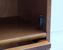 Lataa kuva Galleria-katseluun, Asko Aspö hyllystö lasiovilla ruskea