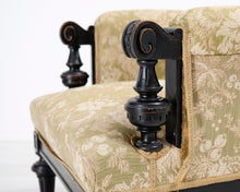 Lataa kuva Galleria-katseluun, Antiikkinen nojatuoli kukallisella istuimella