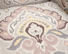 Lataa kuva Galleria-katseluun, Ashley Wilcox nojatuoli kuviollisella verhoilulla